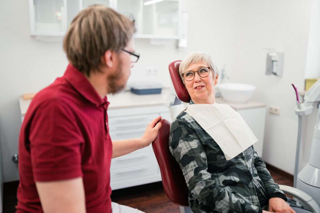 Zahnarzt Oliver Kohl behandelt einen Patienten in der Praxis in Dinslaken